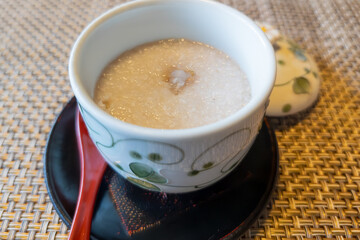 湯気の立つ茶碗蒸しと和風の器