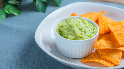 トルティーヤチップスとワカモレ