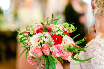 Wedding Bouquet Featuring Fresh Roses and Daisies in Vibrant Spring Hues