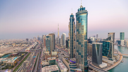 Obraz premium Evening skyline with modern skyscrapers and traffic on sheikh zayed road day to night timelapse in Dubai, UAE.