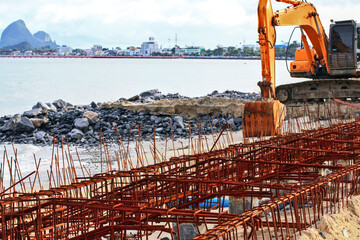 The steel bars used to build the waterproof walls rusted after being left outdoors for a long time.