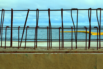 Steel bars tied with wire are the prototype for creating a waterside fence.