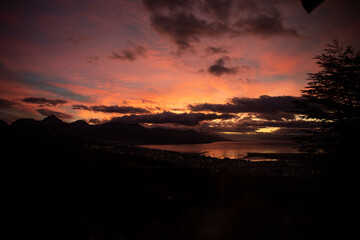 Amanecer espectacular en tonos cálidos sobre el Canal de Beagle, Ushuaia, Tierra del Fuego