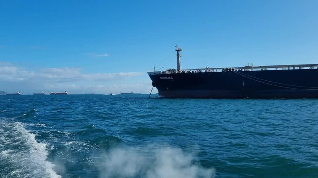 buque atracado en la bah&iacute;a de panam&aacute; en un d&iacute;a soleado, visto desde un pe&ntilde;ero.