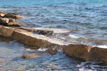 sea ​​waves crash against the rocks