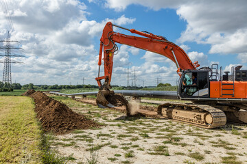 Bagger bei der Erdarbeiten für Rohrverlegung