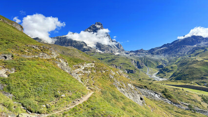 Fototapeta premium montagne e prati a cervinia in italia