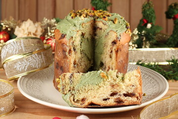 Panetone com recheio e cobertura de pistache