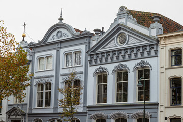 Obraz premium Facades of historic canal houses along the Gouwe in the center of the Dutch historic city of Gouda.