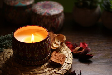 Vela bonita con flores secas