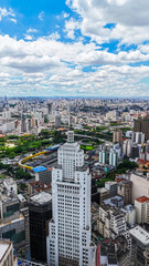 imagem aérea da bandeira da cidade de são paulo no alto de prédio histórico, destacando...