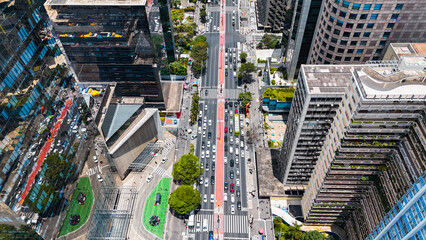 Fototapeta premium Visão aérea da Avenida Paulista, São Paulo, Brasil, capturando os icônicos edifícios, o tráfego urbano intenso e a paisagem vibrante da principal via da cidade