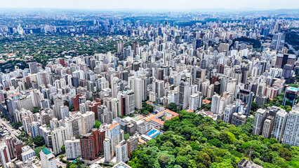 Vista aérea da cidade de São Paulo, com seus arranha-céus e movimentação urbana, mostrando a grandiosidade e complexidade da maior cidade do Brasil