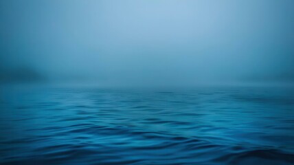 Obraz premium Body of water with a foggy sky in the background