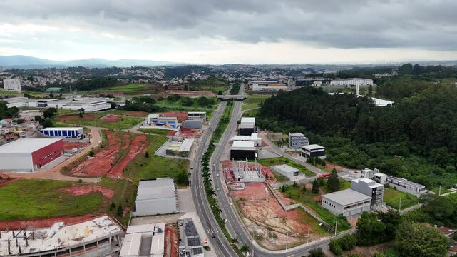 Vis&atilde;o a&eacute;rea da cidade de Aruj&aacute;, SP, em um dia nublado, mostrando ruas, pr&eacute;dios e a paisagem urbana da cidade