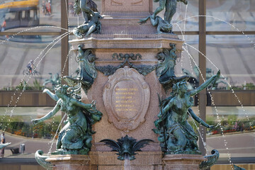 Leipzig, reich verzierter Brunnen vor dem Gewandhaus
