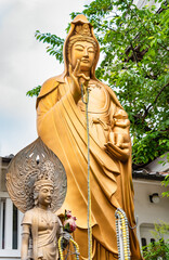 Obraz premium Golden statue of Avalokiteshvara Bodhisattva Kanzeon at Fushimi Inari Grand Shrine, in Kyoto Japan.
