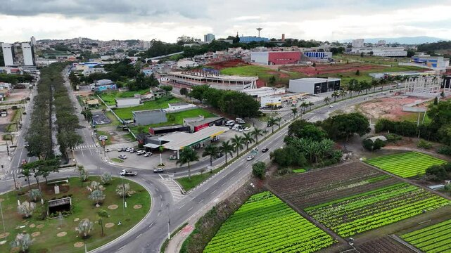 Vis&atilde;o a&eacute;rea da cidade de Aruj&aacute;, S&atilde;o Paulo, destacando &aacute;reas residenciais, espa&ccedil;os verdes e a harmonia entre urbaniza&ccedil;&atilde;o e natureza em um cen&aacute;rio tranquilo e organizado