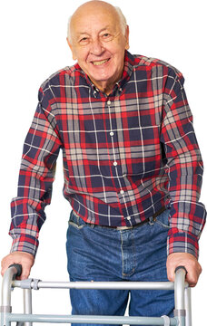 L&auml;chelnder Senior Mann mit Rollator