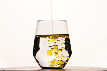 Agua con aceite mezclados en un vaso