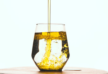 Agua con aceite mezclados en un vaso