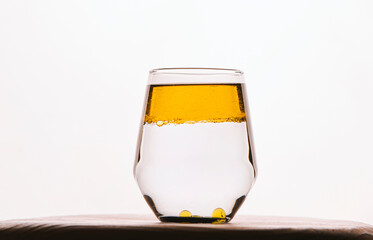 Vaso con agua y aceite