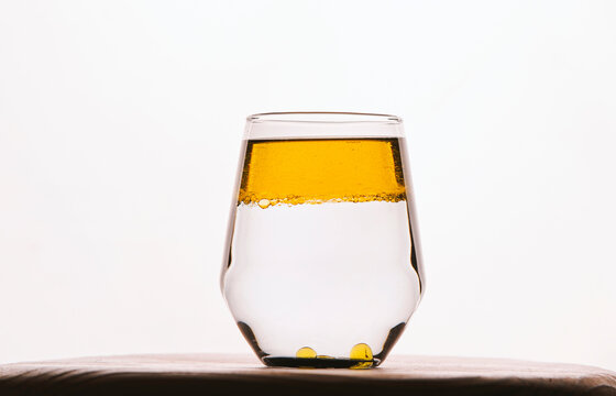 Vaso con agua y aceite