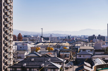 冬の霞んだ山と街並み　松本市