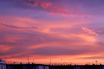 Fototapeta premium Atardecer colorido con nubes rosas