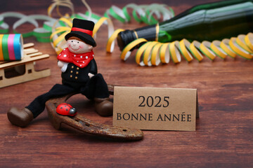 Carte de voeux pour la nouvelle année 2024 : ramoneur avec un fer à cheval d'une bouteille de...