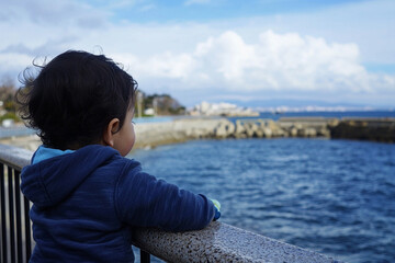 Fototapeta premium Child experiences the ocean for the first time