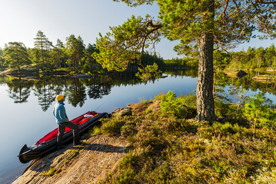 ein Mann mit Kanu im Glaskogen Naturreservat, V&auml;rmlands L&auml;n, Schweden