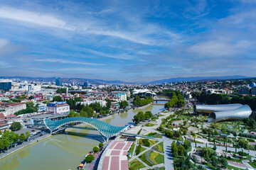 Mtkvari River known as Kura River flowing through the heart of the Tbilisi city with the modern Bridge of Peace connecting Old Town with Rike Park © espiegle
