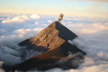 Vulkanausbruch zum Sonnenaufgang