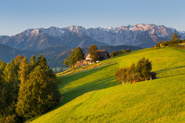 Obraz premium Blick vom Gmundnerberg zum Höllengebirge, Bauernhof, Oberösterreich, Österreich