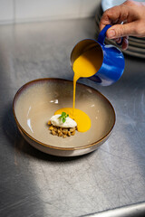 Plat gastronomique : soupe de légumes avec présentation soignée