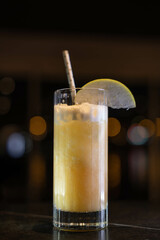 Cocktail exotique coloré servi dans un bar élégant