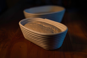 Aufnahme von Sauerteig in einem Gärkorb zum Brot backen.