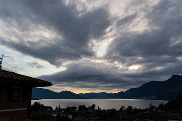 Obraz premium sunset over the lake