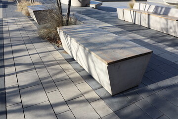 Obraz premium Contemporary Urban Bench Designed for Spacious Plaza Areas, Ideal for Relaxation and Gatherings