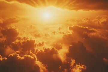 Obraz premium Golden Sunset Rays Through Dramatic Cloudscape