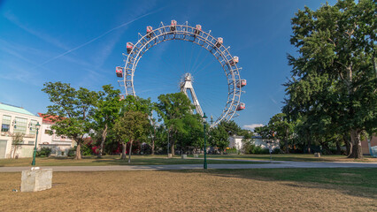 Obraz premium Wiener Riesenrad in Prater timelapse hyperlapse - oldest and biggest ferris wheel in Austria.
