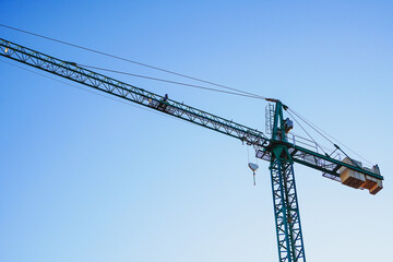 青空を背景にした建設現場のクレーン　コピースペース