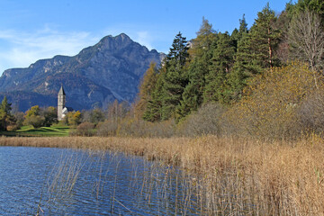 il laghetto di Favogna (Bolzano) e l'antica chiesa di San Leonardo