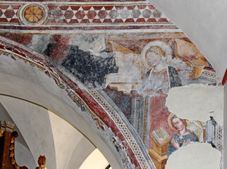 Maria annunciata; due affreschi sovrapposti nell'antica chiesa di San Leonardo a Favogna (Bolzano)