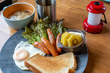 食卓に並ぶバランスのよいトーストモーニング