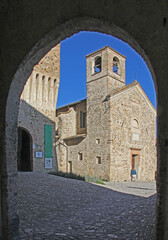 la chiesetta dal borgo di Torrechiara (Parma)