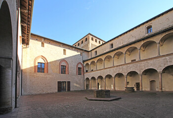 il cortile interno del Castello di Torrechiara (Parma)
