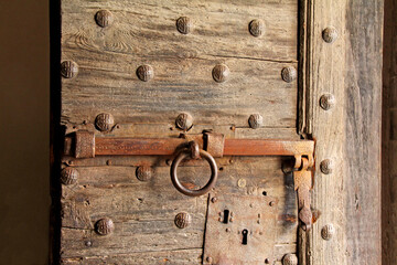 portone massiccio e chiavistello nel Castello di Torrechiara (Parma)
