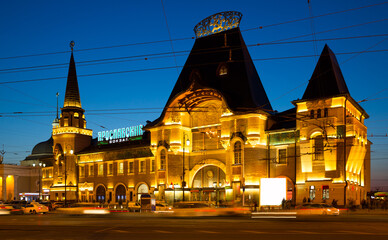 Naklejka premium Main facade of Moscow Yaroslavsky railway station in evening (large letters on facade - inscription Yaroslavsky Station)